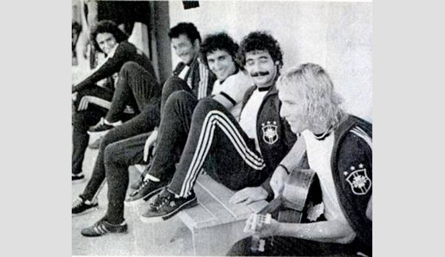 Marinho tocando violão com os companheiros da
                            seleção brasileira.