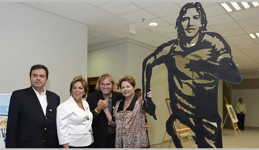 Marinho com algumas representações políticas do RN,
                            ao lado de uma estátua em sua homenagem.
