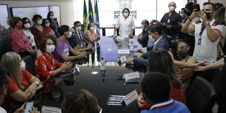 Governo sanciona lei que reajusta piso salarial dos professores da rede estadual