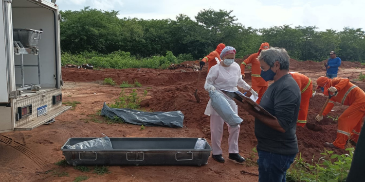 Onze corpos sem identificação são sepultados em Mossoró