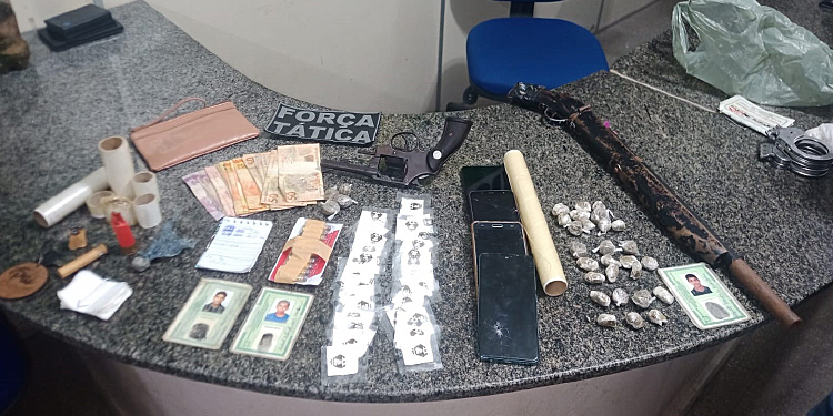 Polícia prende quatro suspeitos, apreende drogas, armas e material ilícito em Itajá/RN
