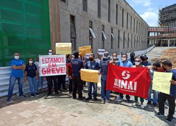 Governadora é recebida com protesto em visita às obras do Hospital da Mulher em Mossoró
