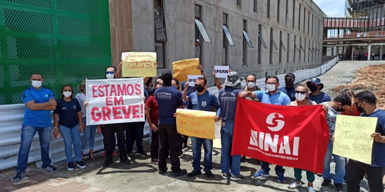 Governadora é recebida com protesto em visita às obras do Hospital da Mulher em Mossoró