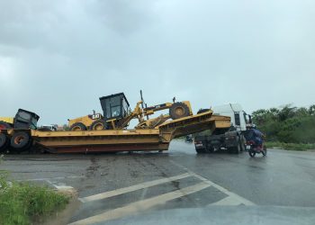 Carreta tomba na BR 304 e bloqueia tráfego no sentido Fortaleza (CE)