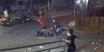 Chuva com vento alaga ruas e derruba àrvores em Pau dos Ferros