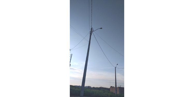 Poste com lâmpada queimada incomoda moradores no Bairro Redenção