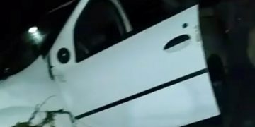 Rompimento de açude arrasta carro e família fica presa na enxurrada