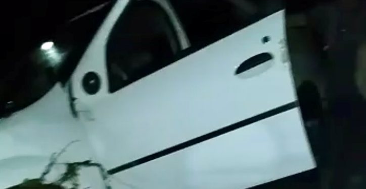 Rompimento de açude arrasta carro e família fica presa na enxurrada