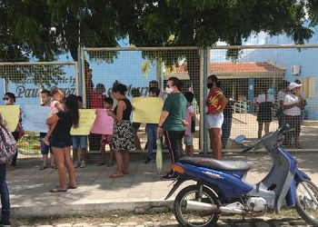 Mães realizam protesto e reclamam de maus tratos em escola de Mossoró