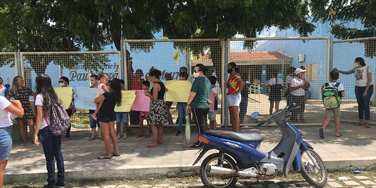 Mães realizam protesto e reclamam de maus tratos em escola de Mossoró