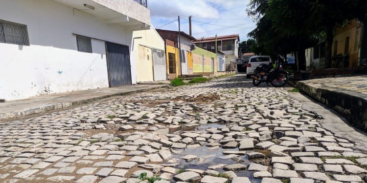 Moradores denunciam calçamento esburacado no Bairro Belo Horizonte