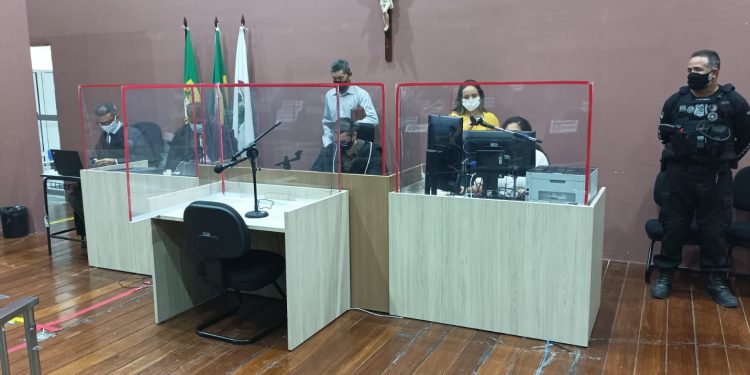 Acusado de homicídio motivado por janela quebrada é condenado a quatro anos em regime aberto