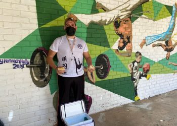 Atleta de Taekwondo vende lanches na UERN para competir nacionalmente