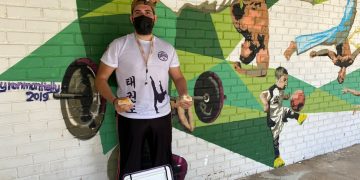 Atleta de Taekwondo vende lanches na UERN para competir nacionalmente
