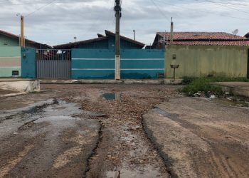Moradores do Nova Mossoró cobram solução para problema de ruas esburacadas