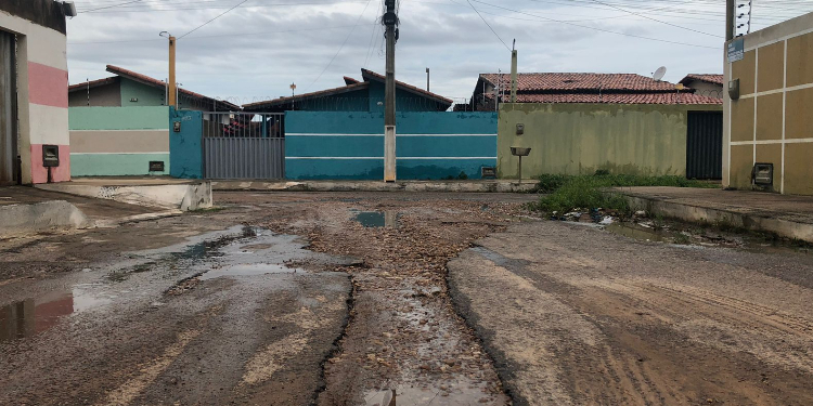 Moradores do Nova Mossoró cobram solução para problema de ruas esburacadas  