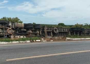 Carreta tomba na BR 304; motorista foi socorrido com escoriações leves