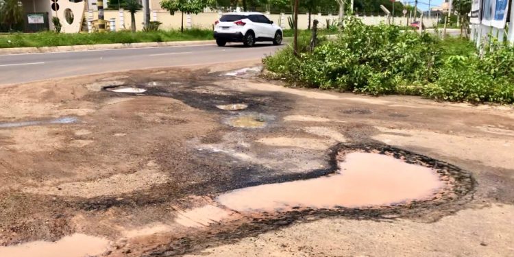 Buracos na Rua Maria de Lourdes Leite dificultam trânsito de veículos