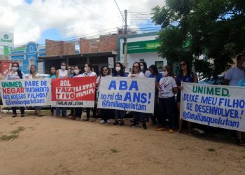 Pais de crianças autistas realizam protesto contra planos de saúde em Mossoró