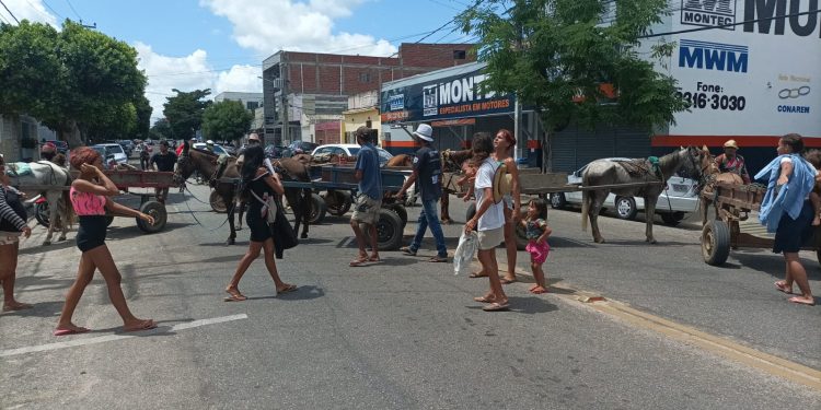 Após corte de energia, moradores de assentamento de Mossoró fecham avenida e pedem ajuda da Prefeitura