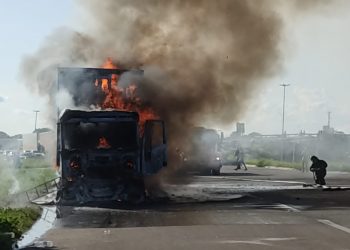 Caminhão em chamas na BR 304 interdita trânsito na saída para Natal