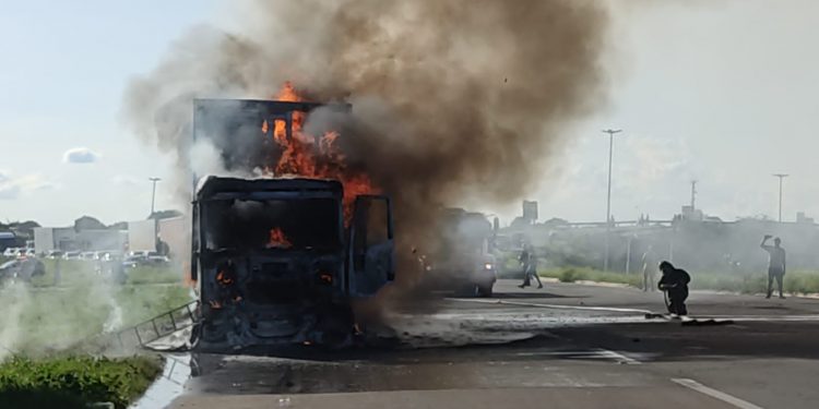 Caminhão em chamas na BR 304 interdita trânsito na saída para Natal