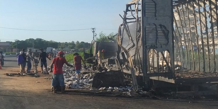 Pane elétrica causou incêndio em caminhão na BR 304