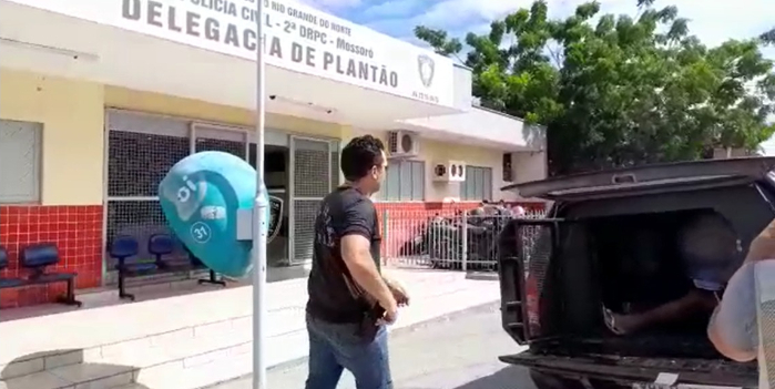 Sob suspeita de estupro de vulnerável, homem volta para prisão após descumprir medida judicial