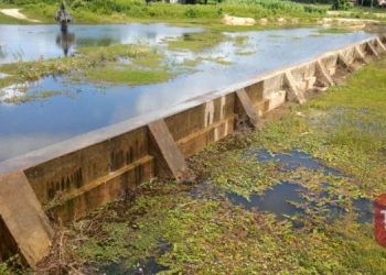 Açude do Apanha Peixe em Caraúbas começa sangrar