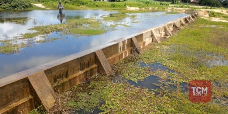 Açude do Apanha Peixe em Caraúbas começa sangrar