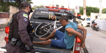 Homem invade clínica odontológica e pega no sono