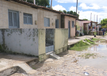 Moradores têm casas alagadas por causa de chuvas em Mossoró