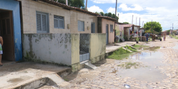 Moradores têm casas alagadas por causa de chuvas em Mossoró