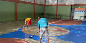 Associação revitaliza quadra para treinos de basquete