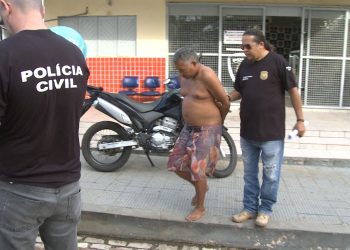 Homem é preso após ameaçar esposa com faca