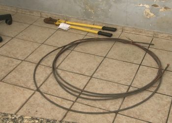 Homem leva choque e cai de poste durante furto de fios em Areia Branca/RN