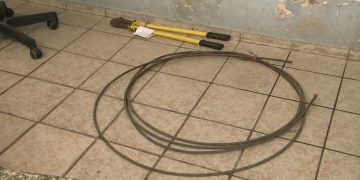 Homem leva choque e cai de poste durante furto de fios em Areia Branca/RN