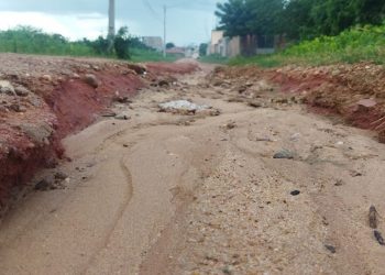 Moradores denunciam rua esburacada no Bairro Bela Vista