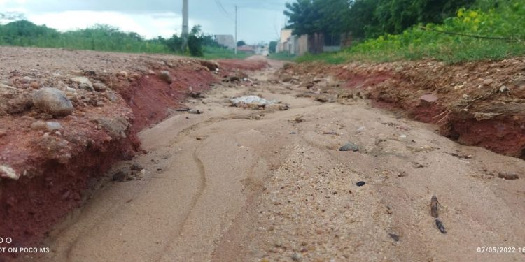 Moradores denunciam rua esburacada no Bairro Bela Vista
