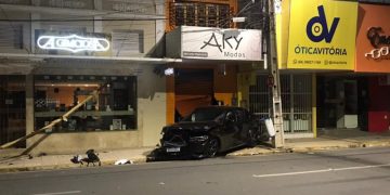 Carro de luxo colide com veículos e destrói porta de loja no Centro de Mossoró