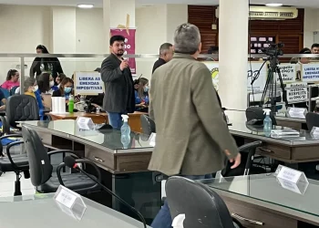 Sessão é suspensa depois de protesto de ONGs