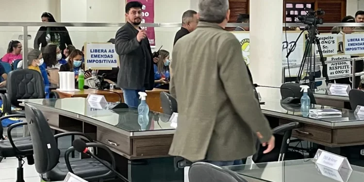 Sessão é suspensa depois de protesto de ONGs