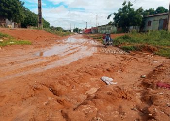 Moradores do Conjunto Wilson Rosado reclamam de lama que invade calçamento