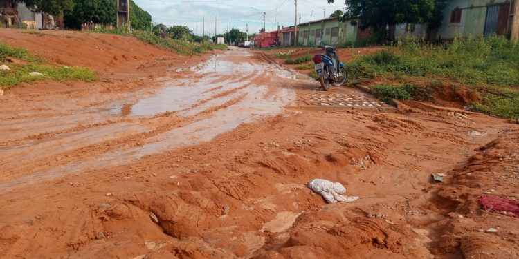 Moradores do Conjunto Wilson Rosado reclamam de lama que invade calçamento
