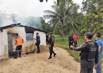 Foragido morre carbonizado após atear fogo na própria casa por não aceitar usar tornozeleira eletrônica