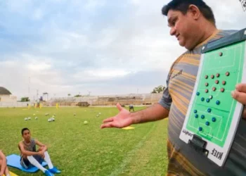 Baraúnas fecha com técnico Serjão, do futebol cearense