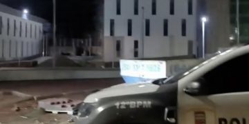 PM troca tiros com criminosos e impede roubo em obra do Hospital da Mulher