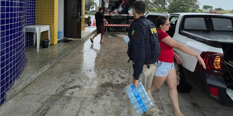 PRF do RN envia mantimentos para vítimas das chuvas em Pernambuco