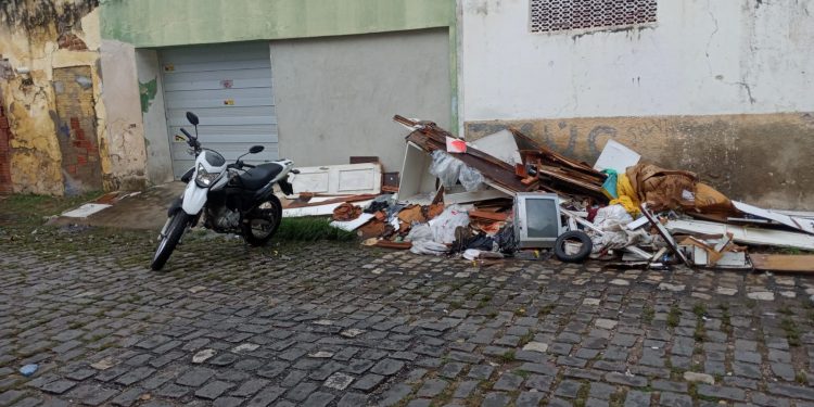 Lixo acumulado no “Beco das Frutas” preocupa comerciantes
