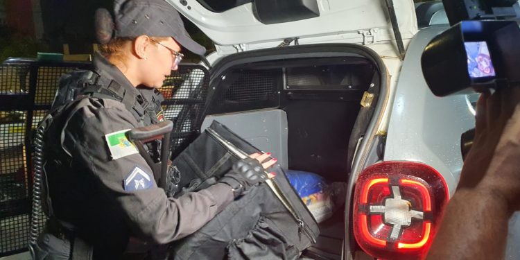 Após ser baleado durante assalto, jovem é socorrido por policiais em Mossoró